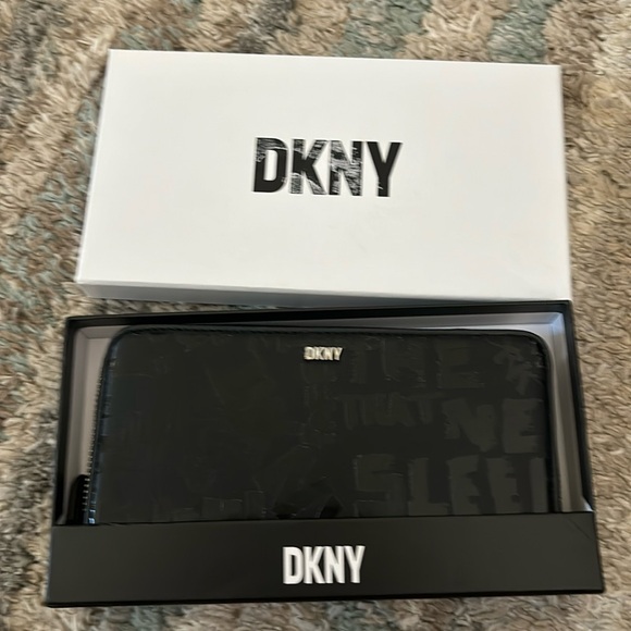 Dkny wallet. Good condition. - Picture 1 of 1